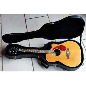 La Fender CD140 SCE es una guitarra acústica con cuerdas de acero que combina un diseño clásico con características 