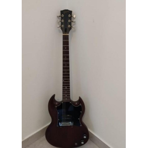 La Gibson SG Junior 1967 es una guitarra eléctrica de estilo vintage que captura la esencia del rock clásico. Con un cuerpo 