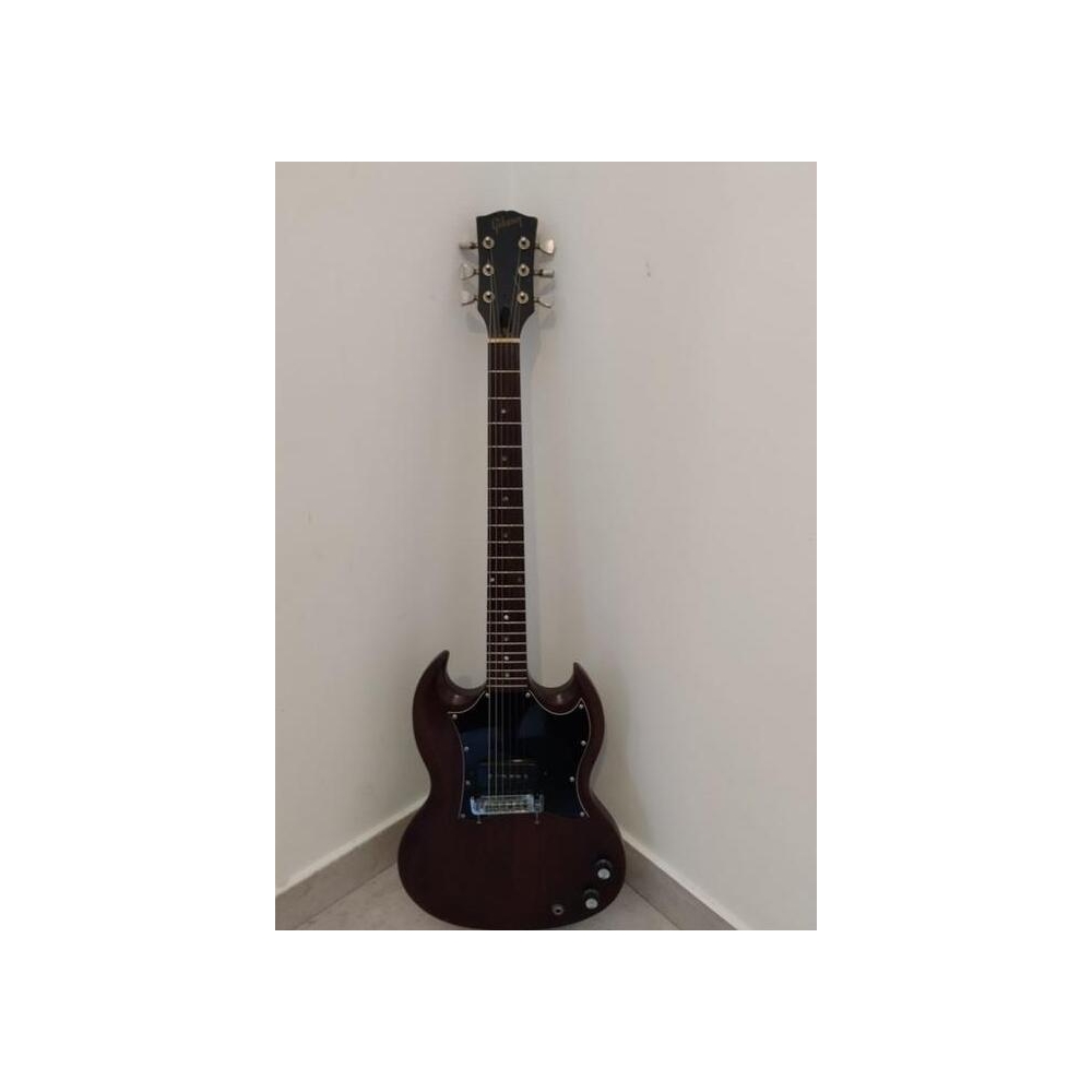 La Gibson SG Junior 1967 es una guitarra eléctrica de estilo vintage que captura la esencia del rock clásico. Con un cuerpo 