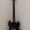 La Gibson SG Junior 1967 es una guitarra eléctrica de estilo vintage que captura la esencia del rock clásico. Con un cuerpo 