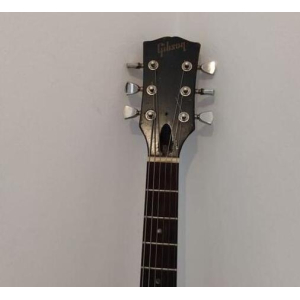 La Gibson SG Junior 1967 es una guitarra eléctrica de estilo vintage que captura la esencia del rock clásico. Con un cuerpo 