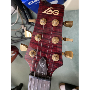 Lâg R3000 DCH es una guitarra eléctrica de alta calidad que combina un diseño elegante con un sonido potente. Con su cuerpo 