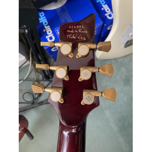 Lâg R3000 DCH is a high-quality electric guitar that combines traditional craftsmanship with modern innovation. This instrument