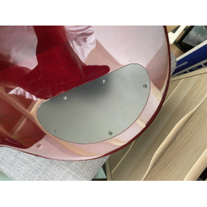 Lâg R3000 DCH es una guitarra eléctrica de alta calidad que combina un diseño elegante con un sonido potente. Con su cuerpo 