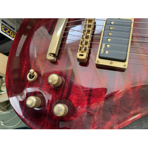 Lâg R3000 DCH es una guitarra eléctrica de alta calidad que combina un diseño elegante con un sonido potente. Con su cuerpo 