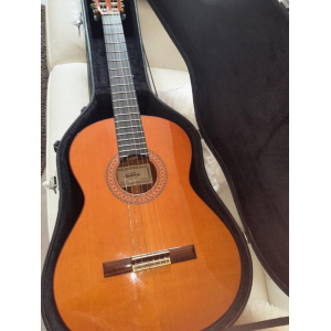 Almanza 435 es una guitarra clásica excepcionalmente construida con una combinación perfecta de artesanía tradicional y 