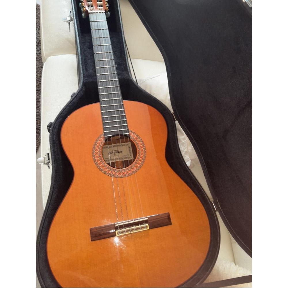 Almanza 435 es una guitarra clásica excepcionalmente construida con una combinación perfecta de artesanía tradicional y 