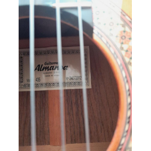 Almanza 435 es una guitarra clásica excepcionalmente construida con una combinación perfecta de artesanía tradicional y 
