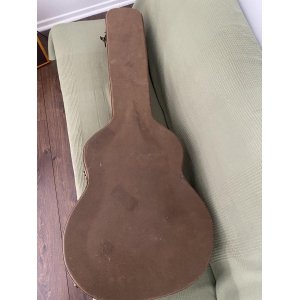 The Epiphone EJ 200 Masterbuilt is a stunning acoustic guitar that effortlessly combines classic aesthetics with modern craftsma