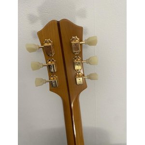 The Epiphone EJ 200 Masterbuilt is a stunning acoustic guitar that effortlessly combines classic aesthetics with modern craftsma