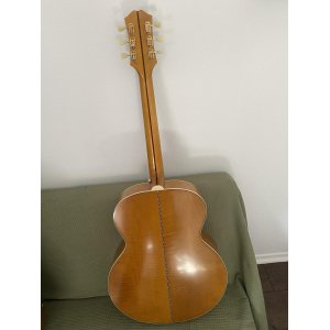 The Epiphone EJ 200 Masterbuilt is a stunning acoustic guitar that effortlessly combines classic aesthetics with modern craftsma
