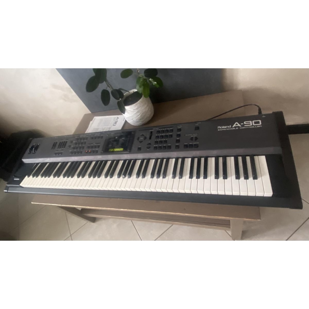 El Roland A90-EX es un teclado de alta gama que combina la expresividad de un piano acústico con la versatilidad de un 