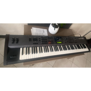 El Roland A90-EX es un teclado de alta gama que combina la expresividad de un piano acústico con la versatilidad de un 