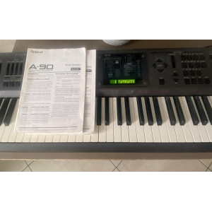 El Roland A90-EX es un teclado de alta gama que combina la expresividad de un piano acústico con la versatilidad de un 