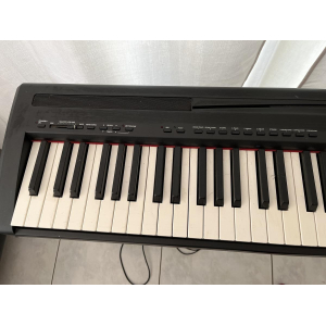 El Yamaha P-85 es un piano digital portátil de la reconocida marca Yamaha. Con su teclado de 88 teclas de acción contrapesada 