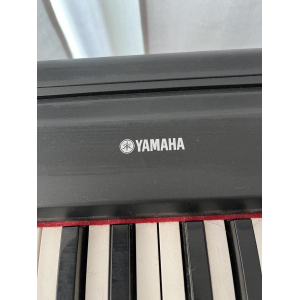 El Yamaha P-85 es un piano digital portátil de la reconocida marca Yamaha. Con su teclado de 88 teclas de acción contrapesada 