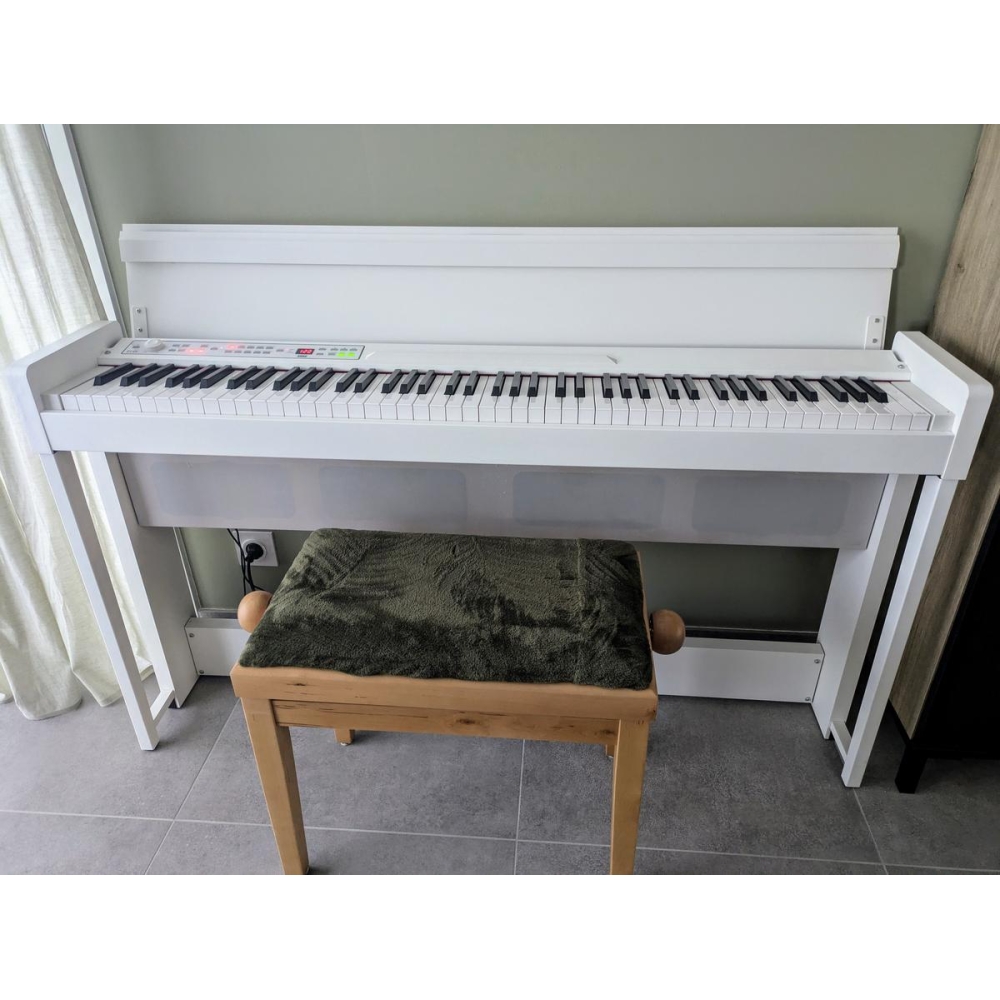 El Korg C1 AIR es un piano digital de alta calidad que combina una apariencia elegante con una tecnología avanzada. Con su 