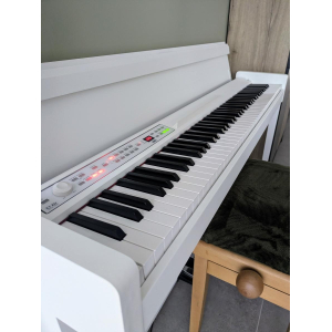 El Korg C1 AIR es un piano digital de alta calidad que combina una apariencia elegante con una tecnología avanzada. Con su 