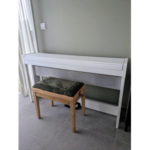 El Korg C1 AIR es un piano digital de alta calidad que combina una apariencia elegante con una tecnología avanzada. Con su 