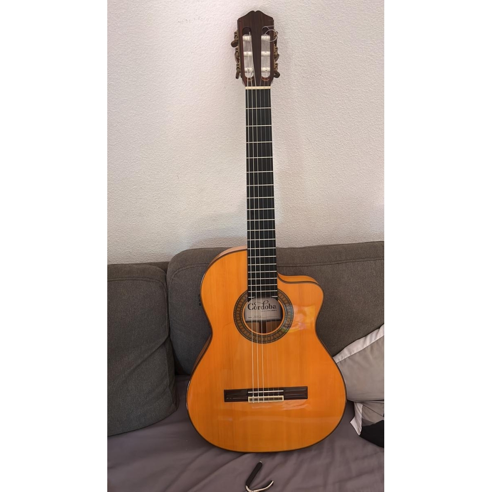 Córdoba 55FCE es una guitarra clásica amplificada diseñada para músicos exigentes. Con su tapa de abeto macizo y su cuerpo 