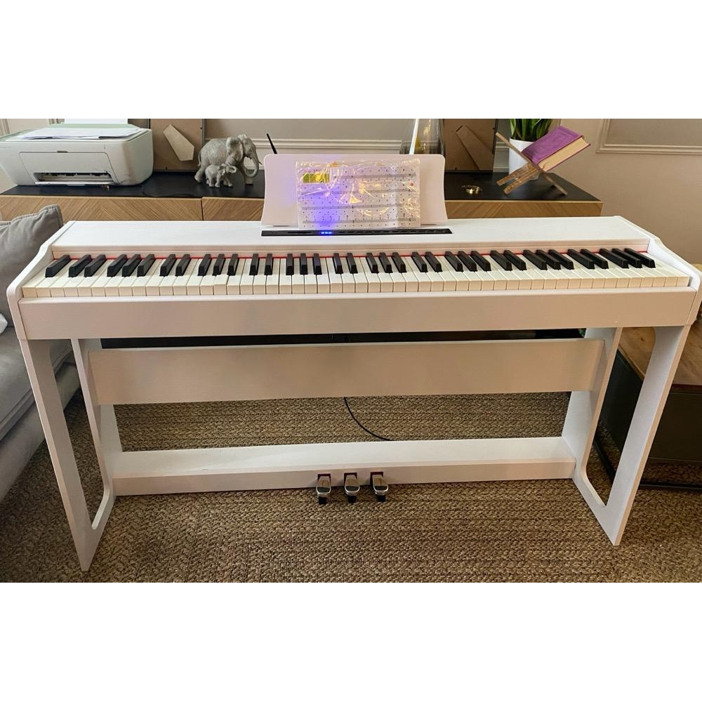 The Glarry GDP-104 electric guitar is a perfect choice for both beginners and experienced musicians. With its sleek design and h