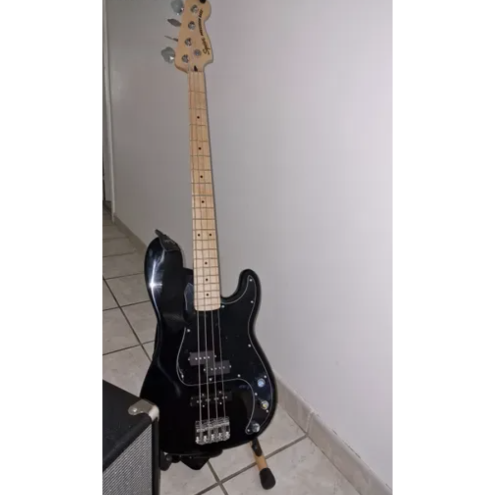 Bajo de 5 cuerdas Fender y amplificador