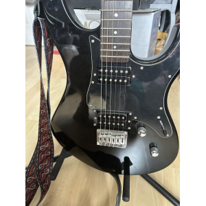 Guitarra eléctrica Yamaha y accesorios