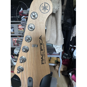 Guitare électrique Yamaha et accessoires