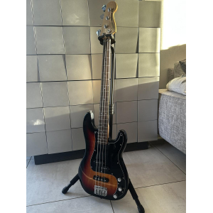 Squier by Fender bajo eléctrico + amplificador Fender