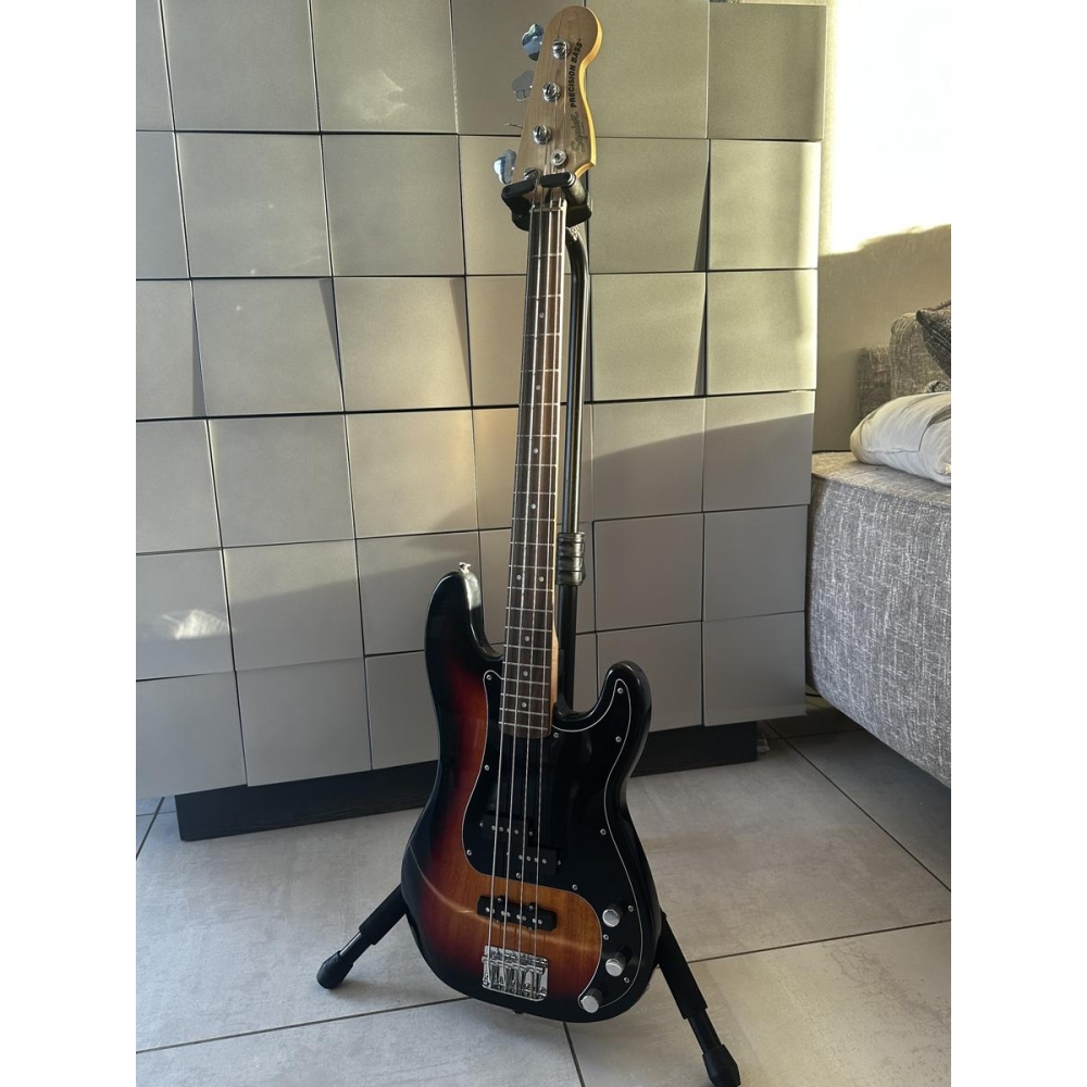 Squier by Fender guitare basse + ampli Fender