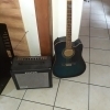 Guitarra electroacústica y amplificador