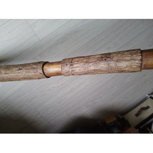 El didgeridoo es un instrumento de viento ancestral utilizado por los aborígenes australianos. Se trata de un tubo largo de 