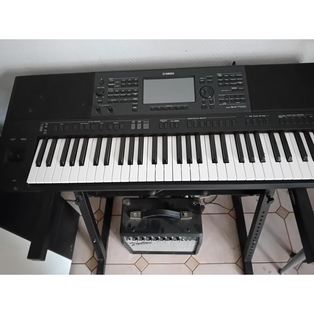 El Yamaha PSR-SX700 es un teclado profesional de la reconocida marca Yamaha. Con una impresionante variedad de sonidos y funcion