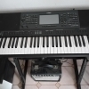 El Yamaha PSR-SX700 es un teclado profesional de la reconocida marca Yamaha. Con una impresionante variedad de sonidos y funcion