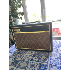 Vox Pathfinder es un amplificador de guitarra de la reconocida marca Vox. Basado en el clásico diseño de amplificadores 