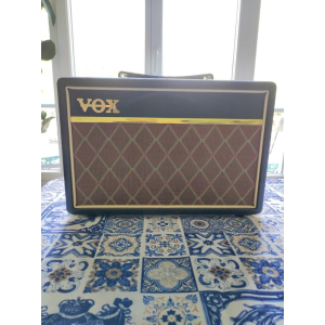 Vox Pathfinder es un amplificador de guitarra de la reconocida marca Vox. Basado en el clásico diseño de amplificadores 