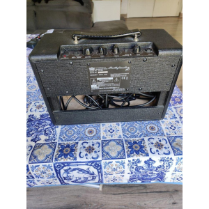 Vox Pathfinder es un amplificador de guitarra de la reconocida marca Vox. Basado en el clásico diseño de amplificadores 