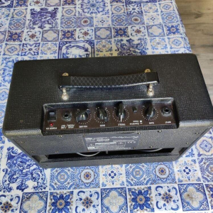 Vox Pathfinder es un amplificador de guitarra de la reconocida marca Vox. Basado en el clásico diseño de amplificadores 