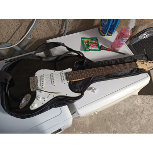 Guitarra Suzuki + amplificador FENDER