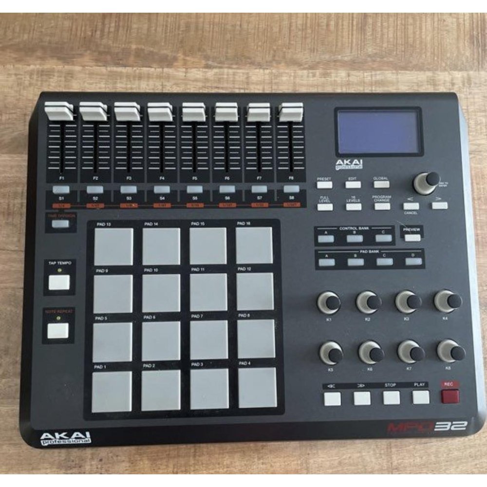 El Akai MPD32 es un controlador de pad MIDI especializado en la producción musical. Diseñado especialmente para DJs y 
