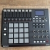 El Akai MPD32 es un controlador de pad MIDI especializado en la producción musical. Diseñado especialmente para DJs y 