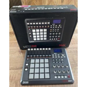 El Akai MPD32 es un controlador de pad MIDI especializado en la producción musical. Diseñado especialmente para DJs y 