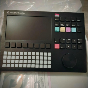 Polyend Tracker es un increíble secuenciador, sampler y workstation de música en formato de escritorio. Con una interfaz 