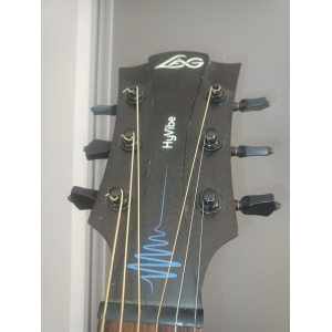 La guitarra eléctrica Lag Hyvibe es una verdadera revolución en el mundo de los instrumentos musicales. Equipada con la 