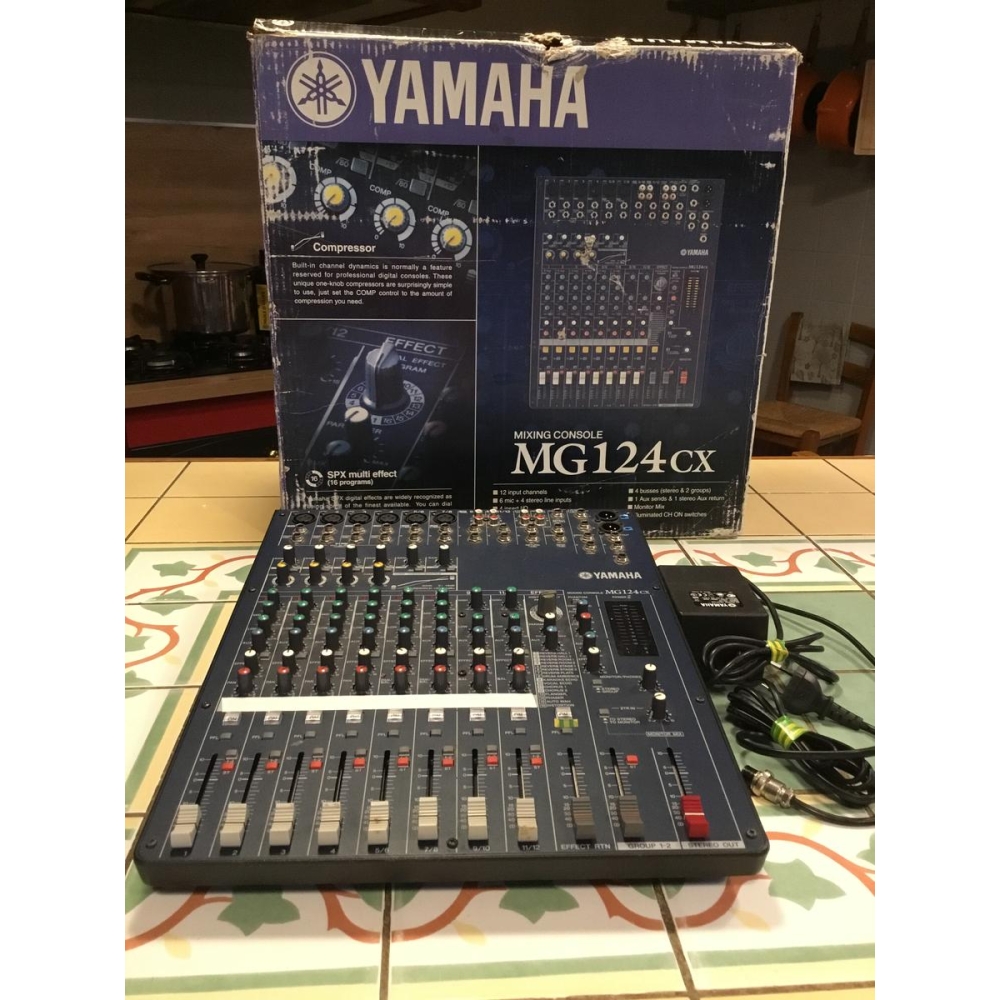 La Yamaha MG124CX es una mesa de mezclas compacta de 12 canales que brinda una calidad de sonido excepcional y una versatilidad
