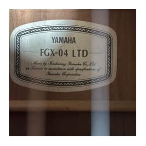 Guitare Yamaha fgx 04 ltd avec support et pochette