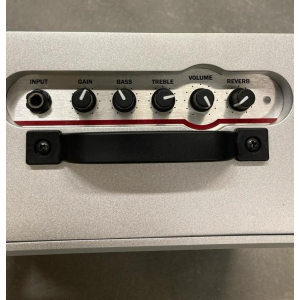 El ZT Lunchbox Reverb es un amplificador de guitarra de tamaño compacto que ofrece una reverberación versátil y de alta 