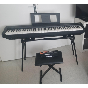 El Yamaha P-45 es un teclado digital de 88 teclas que ofrece un sonido y una sensación de piano auténticos. Diseñado con la 