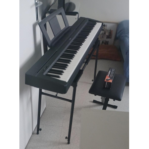 El Yamaha P-45 es un teclado digital de 88 teclas que ofrece un sonido y una sensación de piano auténticos. Diseñado con la 