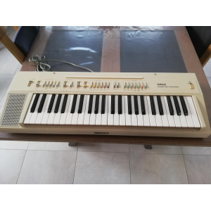 Portable Yamaha PS 20 Keyboard Synthesizer
